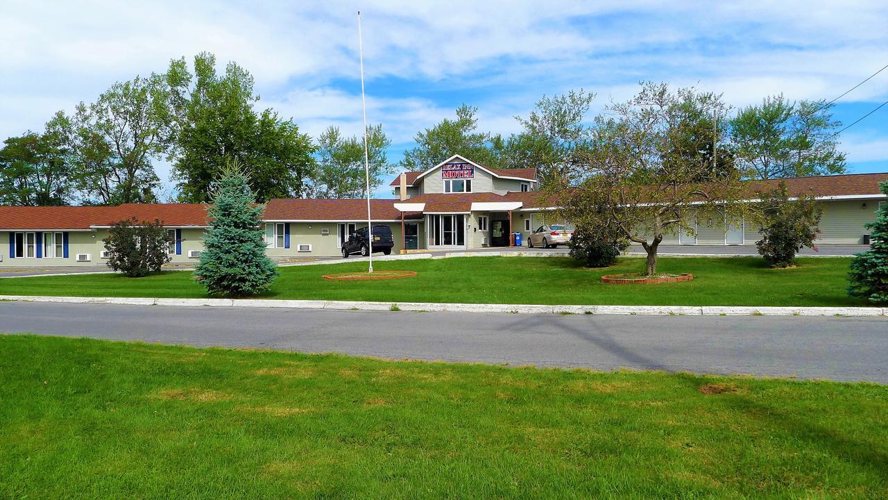 Relax Inn Watertown Exterior photo