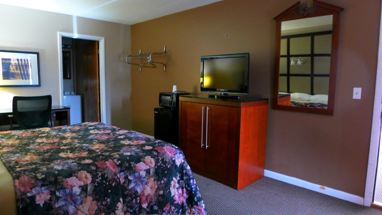 Relax Inn Watertown Exterior photo